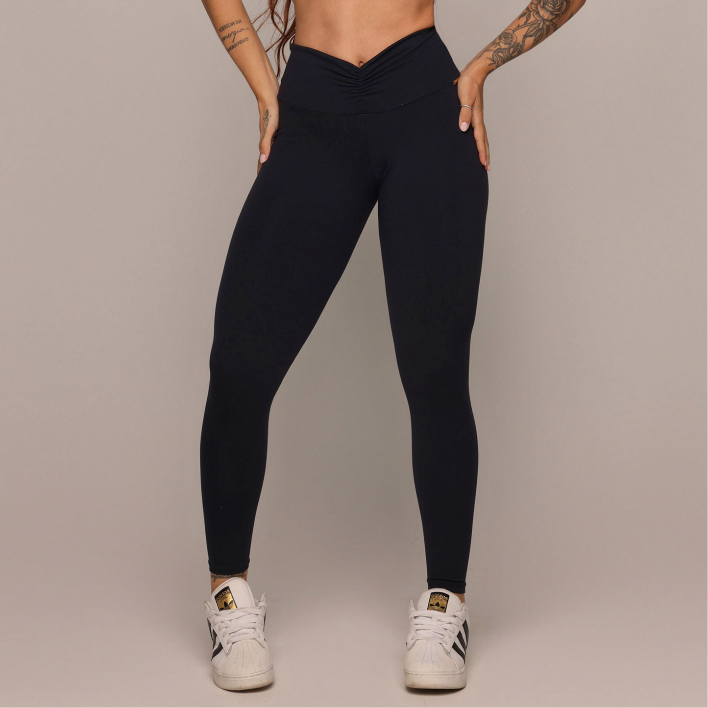 Leggins con tiras blancas