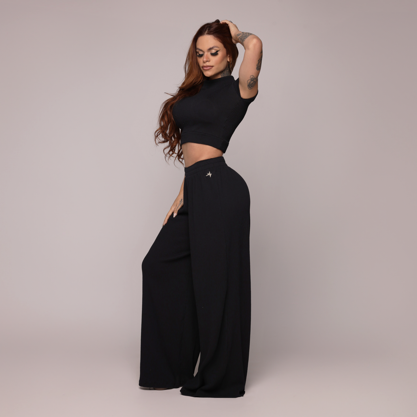 Conjunto negro blusa manga corta